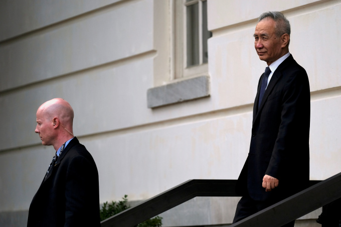 류허(劉鶴) 중국 부총리가 9일(현지시간) 미국 워싱턴 소재 미 무역대표부 사무실에서 나오고 있다. 2019.05.09. [사진=로이터 뉴스핌]