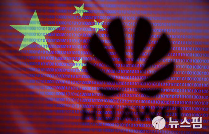 중국 국기 위에 비치는 화웨이 로고 그림자 [사진=로이터 뉴스핌]