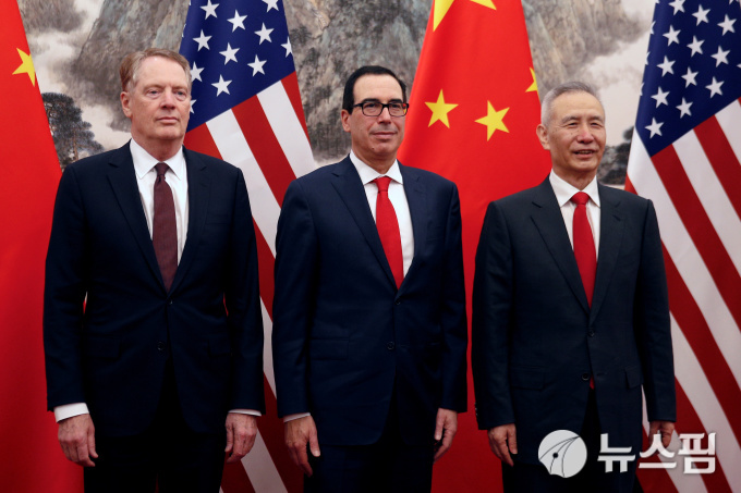 로버트 라이트하이저 미 무역대표부(USTR) 대표(왼쪽부터)와 스티븐 므누신 미 재무장관, 류허(劉鶴) 중국 국무원 부총리.[사진=로이터 뉴스핌]