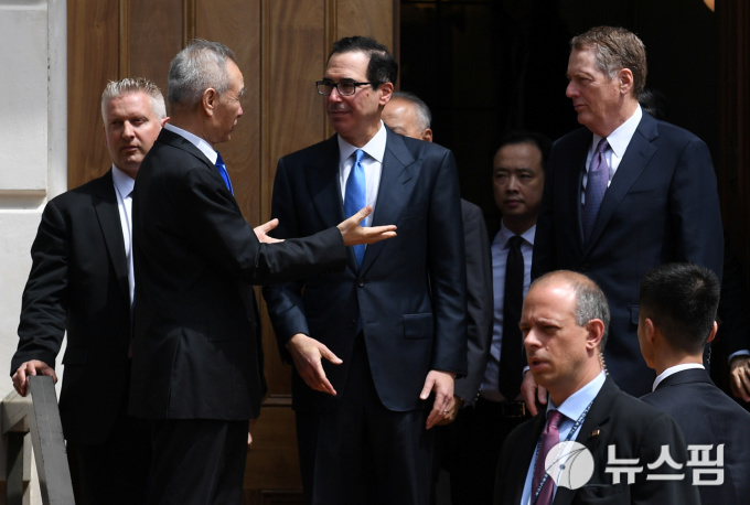 무역 협상을 마치고 나온 미국과 중국 정책자들 [사진=로이터 뉴스핌]