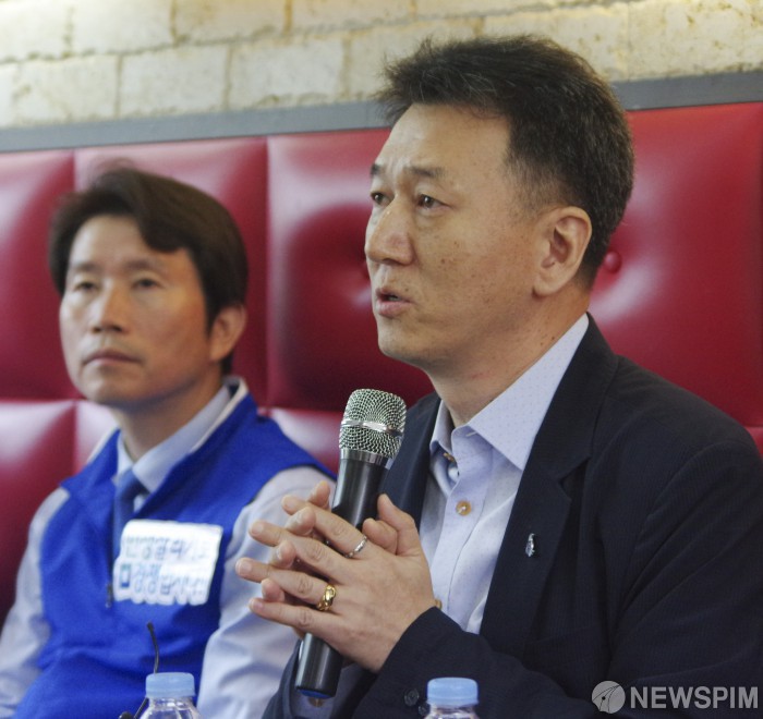 [서울=뉴스핌] 백인혁 인턴기자 = 이재광 전국가맹점주협의회 회장이 15일 오전 서울 영등포구 미스터피자 당산점에서 열린 을지로위원회 민생대장정, 자영업대책 간담회에서 모두발언을 하고 있다. 2019.05.15 dlsgur9757@newspim.com