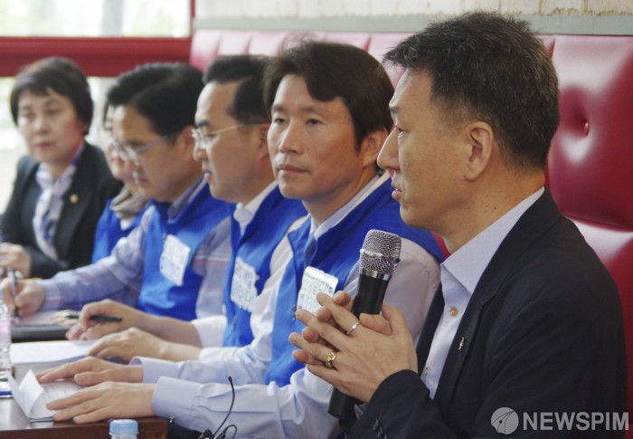 [서울=뉴스핌] 백인혁 인턴기자 = 이재광 전국가맹점주협의회 회장이 15일 오전 서울 영등포구 미스터피자 당산점에서 열린 을지로위원회 민생대장정, 자영업대책 간담회에서 모두발언을 하고 있다. 2019.05.15 dlsgur9757@newspim.com