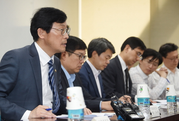 이호승 기획재정부 제1차관이 5월 17일 광화문 정부서울청사에서 민관합동 대외리스크 점검회의를 주재하고 있다. [사진=기획재정부]