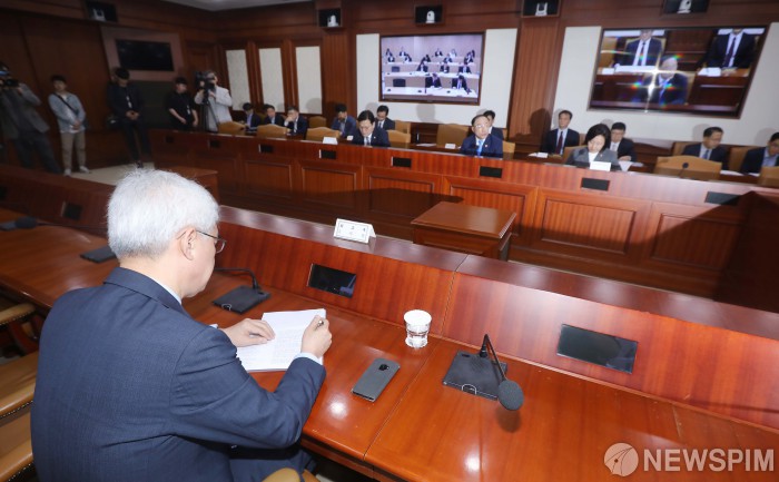 [서울=뉴스핌] 윤창빈 기자 = 20일 오전 서울 종로구 정부서울청사에서 대외경제장관회의가 열리고 있다. 2019.05.20 pangbin@newspim.com