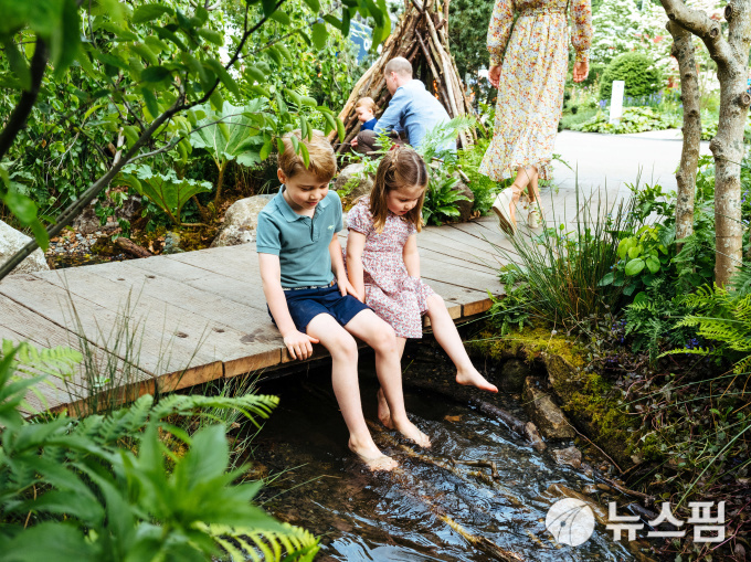 [런던 로이터=뉴스핌] 김선미 기자 = 영국 윌리엄 왕자와 케이트 미들턴 왕세손비가 런던에서 개최되는 ‘첼시 플라워 쇼’ 현장에서 조지 왕자와 샬럿 공주, 루이스 왕자와 함께 한 사진을 공개했다. 2019.05.19.