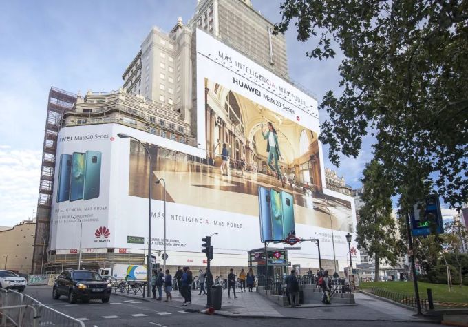 화웨이가 스페인에서 진행한 전면 광고 [사진=바이두]