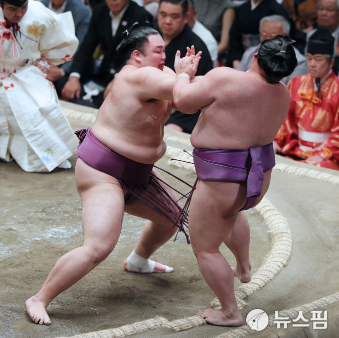 나츠바쇼 우승자인 아사노야마(朝乃山)가 상대 선수를 도효 밖으로 밀어내고 있다. [사진=지지통신 뉴스핌]