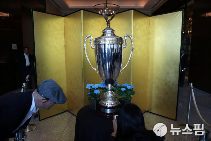 도널드 트럼프 미국 대통령이 26일 아베 신조 총리와 함께 스모를 관전 후 우승자에게 직접 수여하게 될 '트럼프 트로피'. 트로피는 높이 1.4m, 무게 30kg에 달하는 것으로 알려졌다. [사진=로이터 뉴스핌]