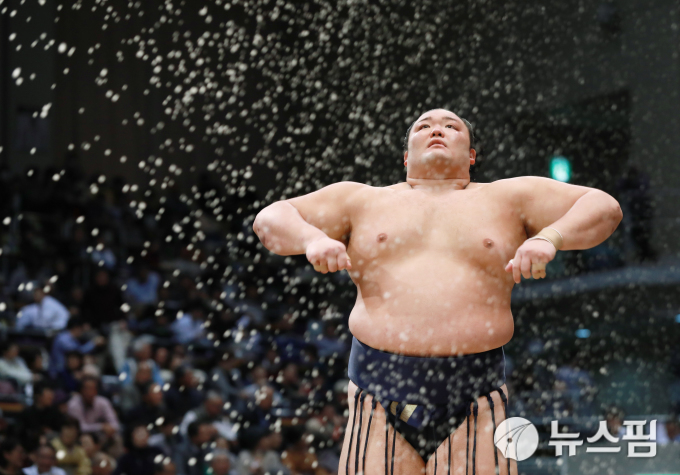 소금을 뿌리며 도효에 오르는 리키시 [사진=지지통신 뉴스핌]