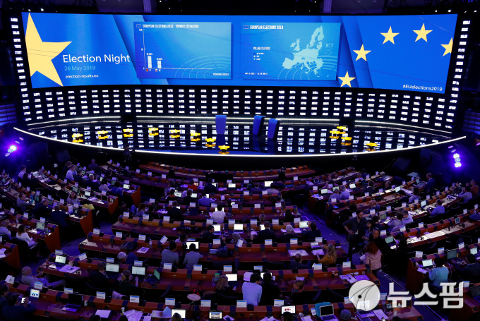 유럽의회 선거 출구조사 결과가 화면에 보여지고 있다. 2019.05.26.  [사진=로이터 뉴스핌]