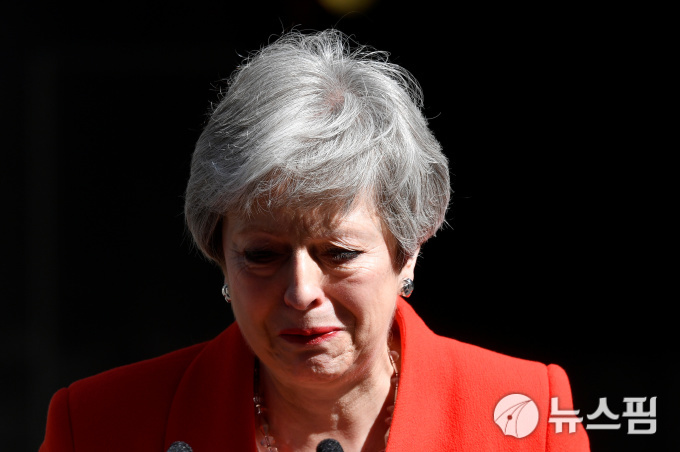 비통한 표정으로 사퇴 발표하는 테리사 메이 영국 총리 [사진=로이터 뉴스핌]