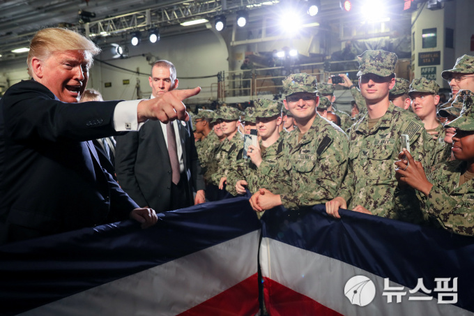 [요코스카 로이터=뉴스핌] 김선미 기자 = 일본을 국빈 방문한 도널드 트럼프 미국 대통령이 일본 요코스카에 있는 미 해군 기지를 방문해 요코스카항에 정박한 강습 상륙함 '와스프'에 올라 연설한 후 미 해군 장병과 인사를 나누고 있다. 2019.05.28