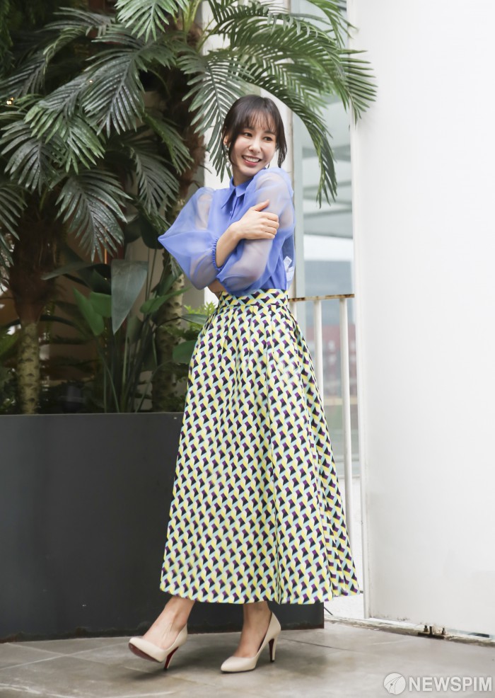 [서울=뉴스핌] 이한결 인턴기자 = 뮤지컬 ‘안나 카레니나’의 배우 윤공주가 27일 오후 서울 강남구의 한 카페에서 인터뷰를 앞두고 포즈를 취하고 있다. 2019.05.27  alwaysame@newspim.com