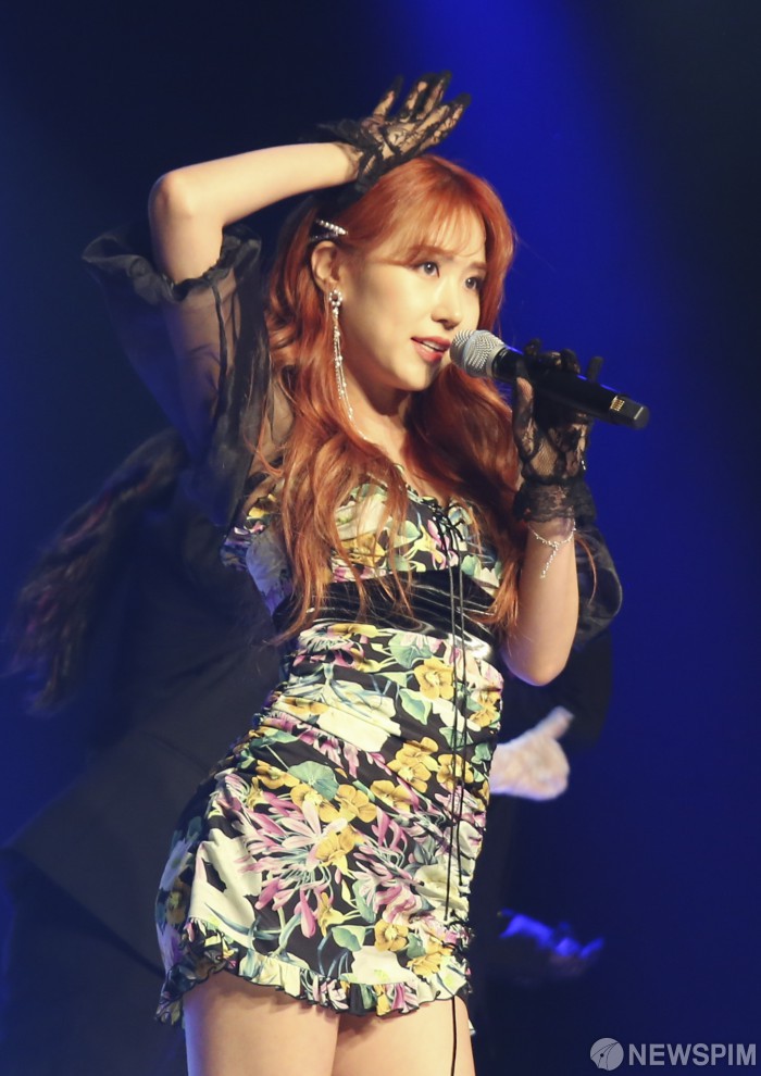 [서울=뉴스핌] 이한결 인턴기자 = 가수 이츠(IT'S)가 29일 오전 서울 강남구 일지아트홀에서 열린 열네 번째 싱글 앨범 ‘Don't be shy' 발매 기념 쇼케이스에서 ’돈 비 샤이(Don't be shy)‘의 무대를 선보이고 있다. 2019.05.29  alwaysame@newspim.com