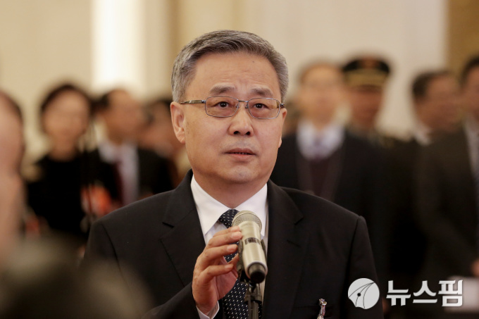 중국 베이징 인민대회당에서 진행된 전국인민대표대회(전인대·NPC) 회의와 별도로 진행된 행사에서 궈슈칭 중국 은행감독위원회 주석이 기자들에게 말하고 있다. 2019.03.05. [사진=로이터 뉴스핌]