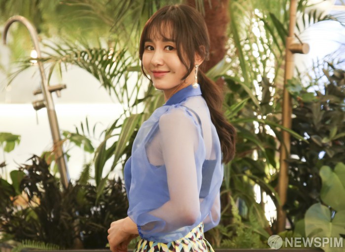 [서울=뉴스핌] 이한결 인턴기자 = 뮤지컬 ‘안나 카레니나’의 배우 윤공주가 27일 오후 서울 강남구의 한 카페에서 인터뷰를 앞두고 포즈를 취하고 있다. 2019.05.27  alwaysame@newspim.com