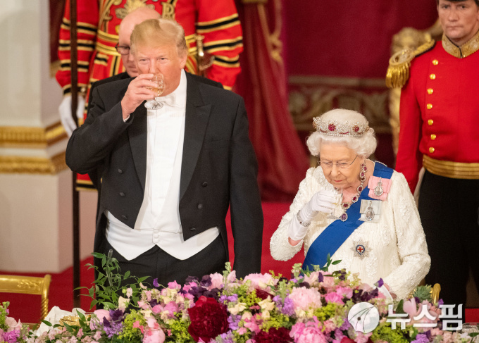 도널드 트럼프 미국 대통령이 영국 버킹엄 궁전에서 열린 국빈만찬 행사에서 엘리자베스 2세 여왕과 함께 잔을 들고 있다. 2019.06.03. [사진=로이터 뉴스핌]