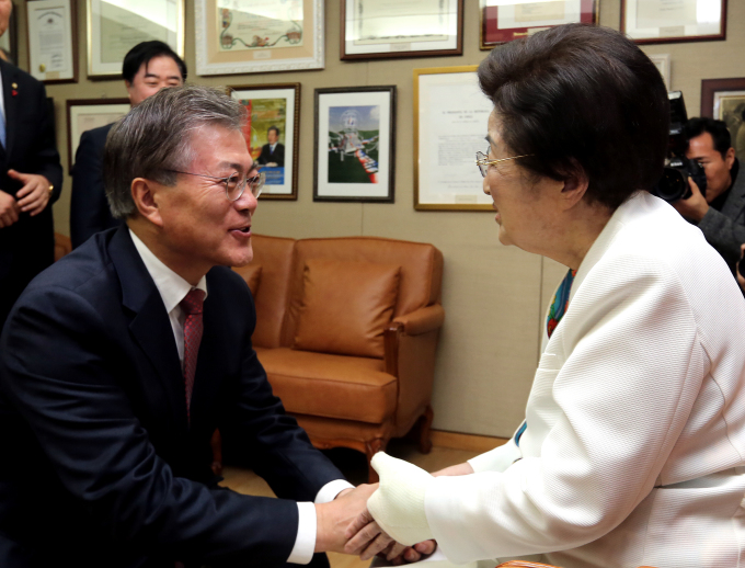 2016년 1월 1일 신년하례식을 통해 문재인 대통령과 만난 모습 [김대중평화센터 제공]
