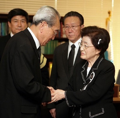 2009년 8월 21일 북한 특사조의 방문단이 남편 김대중 전 대통령의 빈소를 찾아 이희호 여사에게 김정일의 조화를 전달했다. (왼쪽은 단장 노동당 비서 김기남) [김대중평화센터 제공]