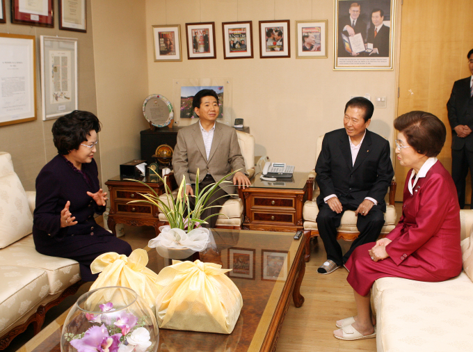 2006년 노무현 대통령이 동교동 사저를 방문했다. 현직 대통령의 방문은 처음이었다. [김대중평화센터 제공]