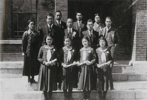 1940년 이화고녀 졸업 사진(앞줄 맨 오른쪽이 이희호 여사) [김대중평화센터 제공]