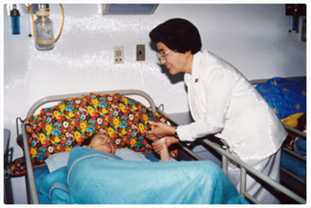 2000년 5월 이희호 여사가 영부인으로는 처음으로 소록도를 방문해 한센인을 위로했다. [김대중평화센터 제공]