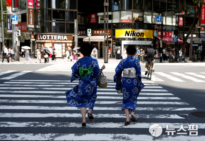 [도쿄 로이터=뉴스핌] 오영상 전문기자 = 일본에서 여름에 입는 기모노인 '유카타'를 입고 도로를 건너고 있는 여성들. 2019.06.17