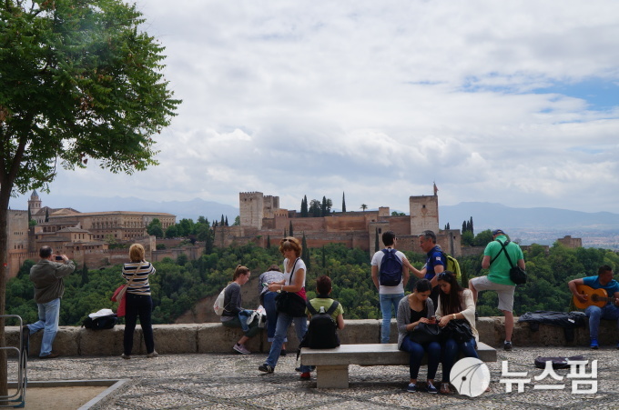 알람브라 궁전을 한 눈에 조망할 수 있는 알바이신 지역. 처음에는 이곳에 성이 있었다.