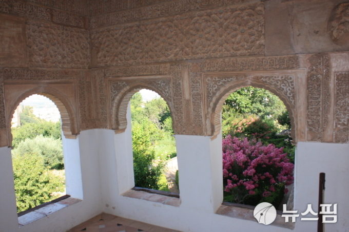 알람브라는 자연 친화적이라는 점에서도 커다란 미덕을 가진다.