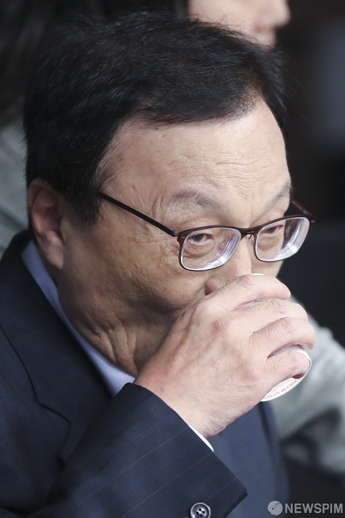 [서울=뉴스핌] 이형석 기자 = 이해찬 더불어민주당 대표가 24일 오후 서울 여의도 국회 의원회관에서 열린 2020총선승리를 위한 여성당당 선포식에서 목을 축이고 있다. 2019.06.24 leehs@newspim.com