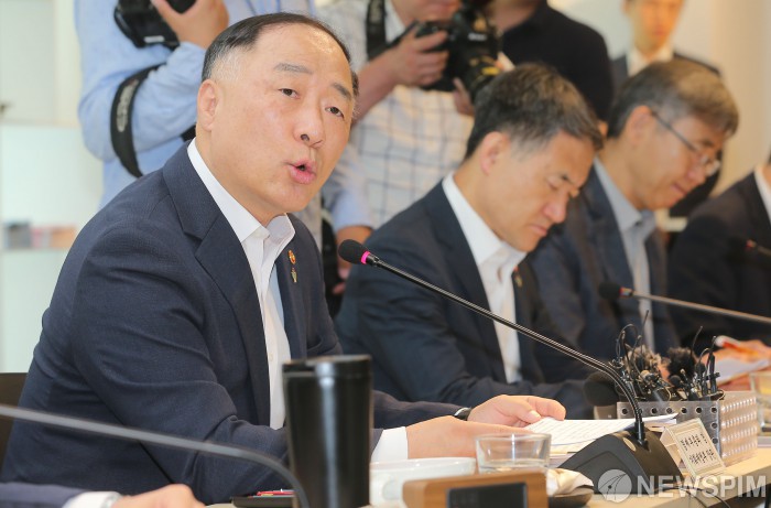 [서울=뉴스핌] 윤창빈 기자 = 홍남기 부총리 겸 기획재정부 장관이 26일 오전 서울 중구 한국관광공사 서울센터에서 열린 경제활력대책회의에서 모두발언을 하고 있다. 2019.06.26 pangbin@newspim.com