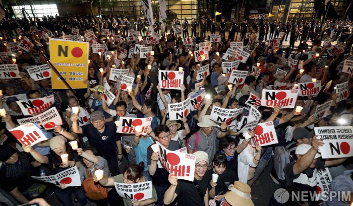 [서울=뉴스핌] 이형석 기자 = 3일 오후 서울 종로구 구 일본대사관 앞에서 '역사왜곡, 경제침략, 평화위협 아베정권 규탄 3차 촛불문화제'에서 시민들이 행진을 하고 있다. 2019.08.03 leehs@newspim.com