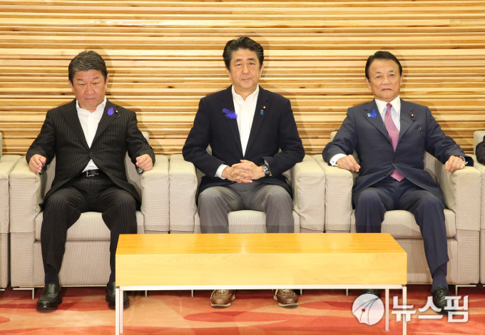 [도쿄 지지통신=뉴스핌] 오영상 전문기자 = 9일 각료회의에 참석한 아베 신조(安倍晋三) 일본 총리. 아베 총리의 왼쪽은 아소 다로(麻生太郎) 부총리 겸 재무상, 오른쪽은 모테기 도시미쓰(茂木敏充) 경재재생담당상. 2019.07.09