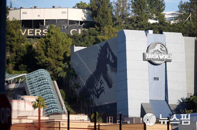 [유니버설시티 로이터=뉴스핌] 전솔희 인턴기자 = 미국 캘리포니아 유니버설시티에 위치한 유니버설 스튜디오 할리우드 테마파크에서 열리는 “쥬라기 월드-더 라이드” 개장 행사의 전체적인 외관 모습이다.