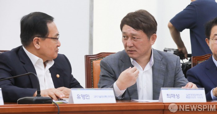 [서울=뉴스핌] 최상수 기자 = 유영민 과학기술정보통신부 장관, 최재성 더불어민주당 일본경제침략대책 특별위원회 위원장이 지난 4일 오후 서울 여의도 국회에서 열린 제7차 고위당정협의회에서 대화를 나누고 있다. 2019.08.04 kilroy023@newspim.com