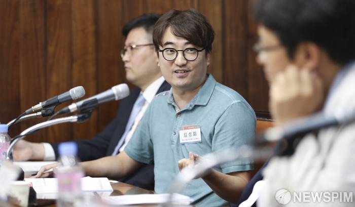 [서울=뉴스핌] 이형석 기자 = 김성회 게임 개발자가 20일 오후 서울 여의도 국회 도서관 소회의실에서 2019 뉴스핌 정책진단 ‘게임 질병코드 분류, 사회적 합의 방안은?’에서 토론을 하고 있다. 2019.08.20 leehs@newspim.com