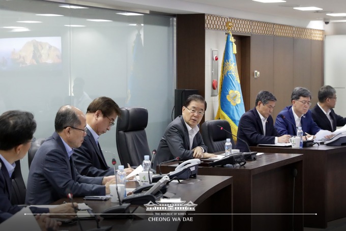 정의용(가운데) 국가안보실장이 북한 발사체 관련 대응 회의를 주재하고 있다.[사진=청와대 페이스북]