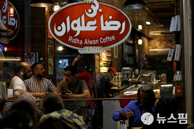 [바그다드 로이터=뉴스핌] 전솔희 인턴기자 = 수도 바그다드의 카페에 앉아있는 이라크 사람들. 2019.08.21.