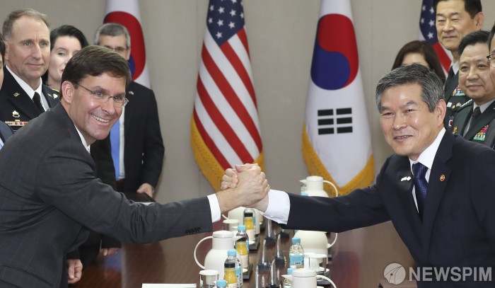 [서울=뉴스핌] 이형석 기자 = 정경두 국방부장관과 마크 에스퍼 미국 국방부 장관이 9일 오전 서울 용산구 국방부에서 한미 국방장관 회담에 앞서 악수를 하고 있다. 2019.08.09 leehs@newspim.com