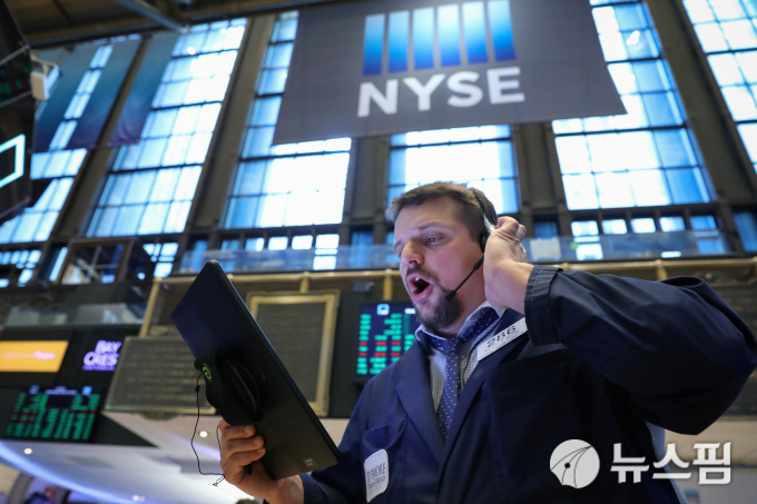 미국 뉴욕증권거래소(NYSE)에서 트레이더가 바쁘게 일하고 있다. [사진= 로이터 뉴스핌]