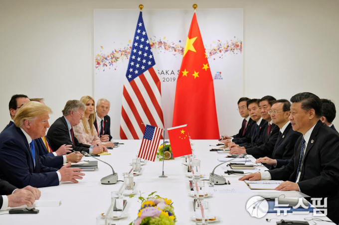 지난 6월 29일 일본 오사카 G20 정상회의에서 열린 미중정상회담에서 마주 앉은 도널드 트럼프 미국 대통령과 시진핑 중국 국가주석. [사진=로이터 뉴스핌]