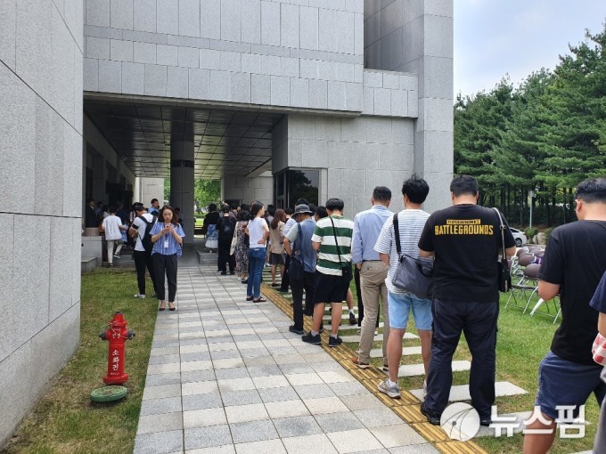시민들이 27일 오후 서울 서초구 대법원 법정동 출입구 앞에서 박근혜 전 대통령과 이재용 삼성전자 부회장, 최순실 씨 관련 국정농단 사건 상고심 선고 방청권을 받기 위해 추첨 절차에 응모하고 있다. 2019.08.27. kintakunte87@newspim.com