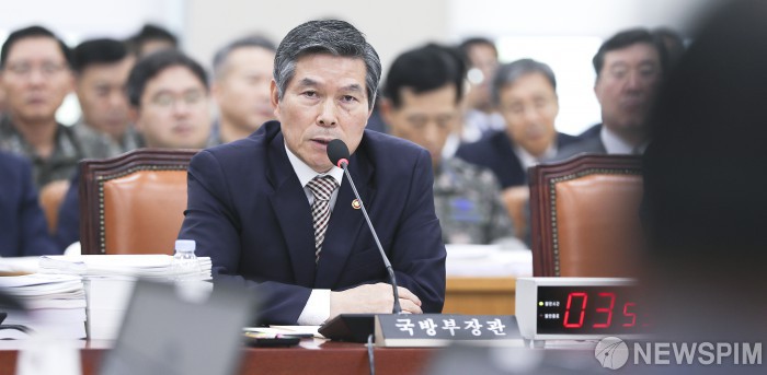 [서울=뉴스핌] 이형석 기자 = 정경두 국방부 장관이 지난 21일 오전 서울 여의도 국회에서 열린 국방위원회 전체회의에서 의원질의에 답하고 있다. leehs@newspim.com