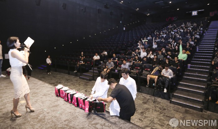 [서울=뉴스핌] 이한결 기자 = 6일 오후 서울 강남구 코엑스(COEX) 메가박스 U+브랜드관에서 열린 갤럭시 폴드 5G(Galaxy Fold 5G) 개통행사에서 사회자의 사은품 퀴즈에 참가자들이 열렬히 반응하고 있다. 2019.09.06  alwaysame@newspim.com