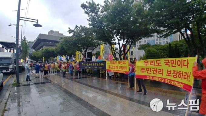7일 오후 서울 광화문 광장에서 '광화문 촛불집회 추진위원회'가 3기신도시 정책을 규탄하는 집회를 열고 구호를 외치고 있다. [사진=서영욱 기자]