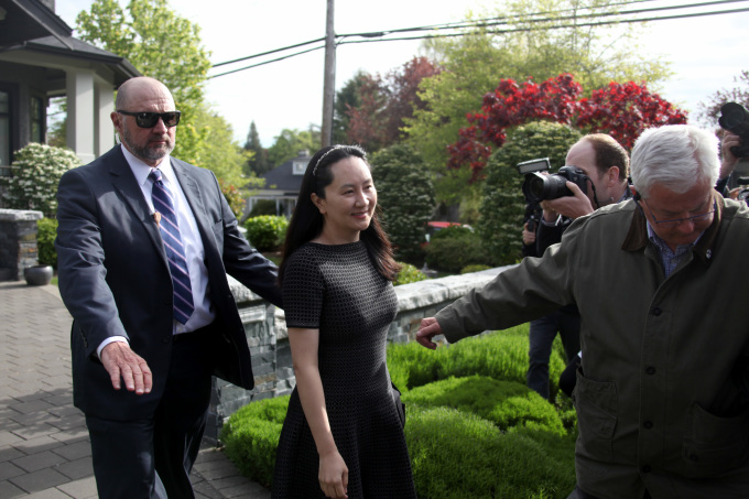 자택을 나서는 멍완저우 화웨이 부회장[사진=중신사]