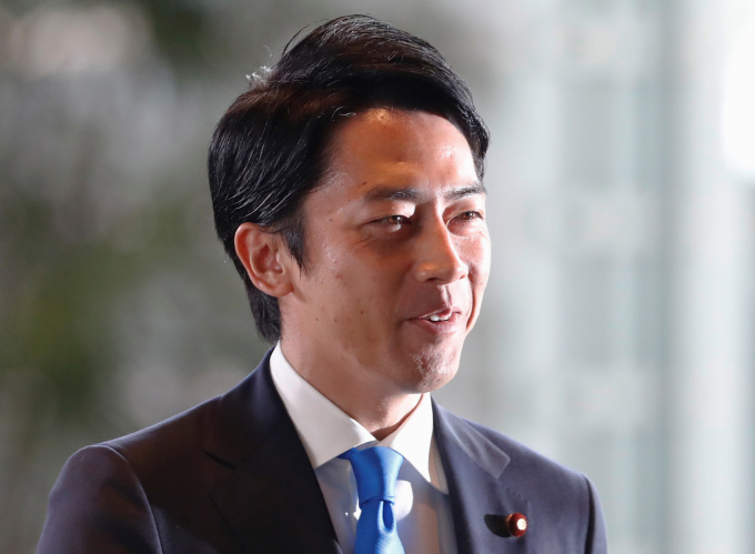 [도쿄 로이터=뉴스핌] 김은빈 기자 = 4차 아베 재개조 내각에서 환경상에 기용된 고이즈미 신지로(小泉進次郎) 중의원 의원이 11일 총리관저에 도착했다. 올해 38세인 그는 역대 3번째로 어린 각료다. 고이즈미 환경상은 고이즈미 준이치로(小泉純一郎) 전 총리의 차남이다. 2019.09.011