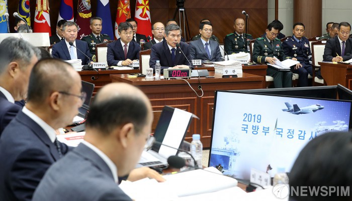 [서울=뉴스핌] 정일구 기자 = 정경두 국방부 장관이 2일 오전 서울 용산구 국방부에서 열린 국회 국방위원회 국방부 국정감사에서 위원들의 질문에 답하고 있다. 2019.10.02 mironj19@newspim.com