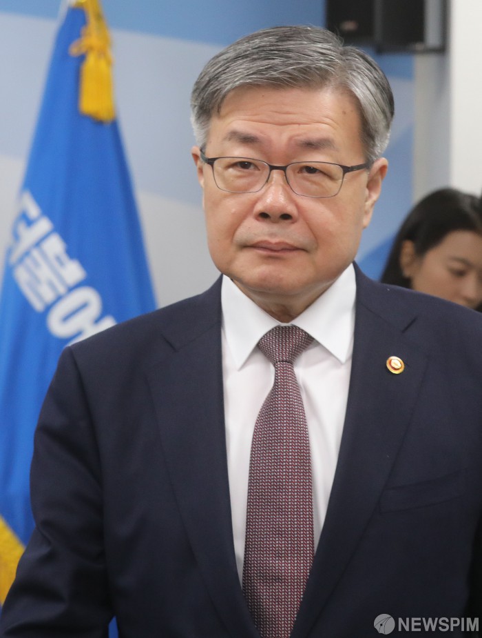 [서울=뉴스핌] 최상수 기자 = 이재갑 고용노동부 장관이 7일 오전 서울 여의도 국회의원회관에서 열린 산재보험 사각지대 해소방안 당정협의에서 발언을 마친 뒤 자리로 향하고 있다. 2019.10.07 kilroy023@newspim.com