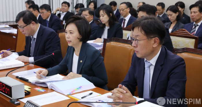 [서울=뉴스핌] 최상수 기자 = 이의경 식품의약품안전처장이 7일 오후 서울 여의도 국회 보건복지위원회에서 열린 식품의약품안전처, 한국식품안전관리인증원 등에 대한 국정감사에서 의원들의 질의에 답변하고 있다. 2019.10.07 kilroy023@newspim.com